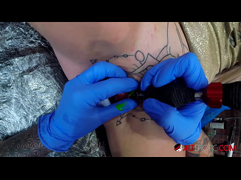 ❤️ Ekstreme tatuita varmulo Sully Savage ricevis tatuon sur sia klitoro ️ Fikado ĉe ni ❤